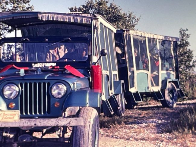 1968-chevron-island-tour-jeep-slide-8