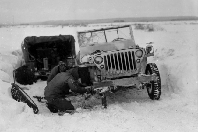 pic-ww2-fixing-jeep-in-snow