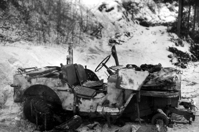 pic-ww2-jeep-damaged-in-snow