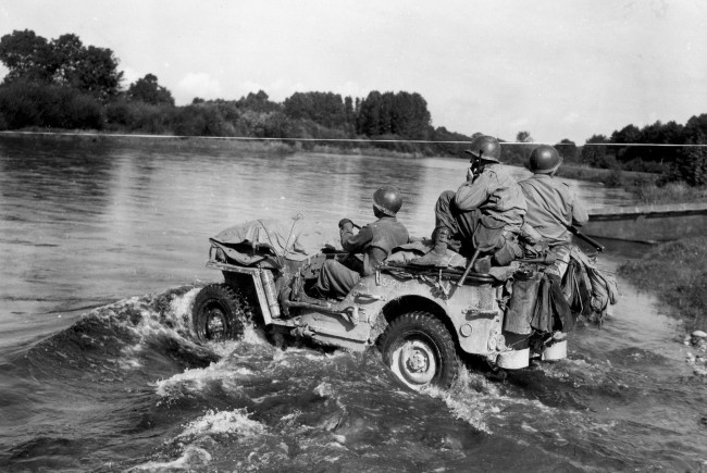 pic-ww2-men-on-jeep-in-water