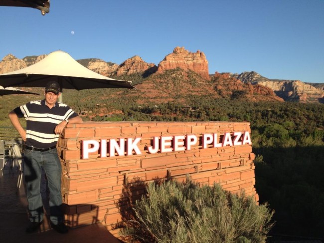 pink-jeep-plaza-sedona