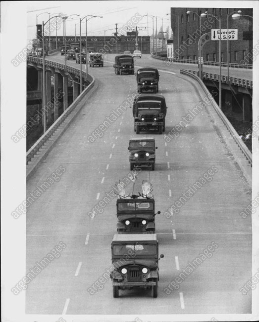 1956-alaska-way-viaduct-jeep-convoy1