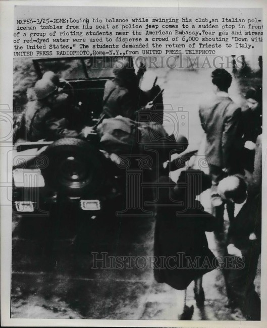 1952-press-photo-italy-policeman-falls