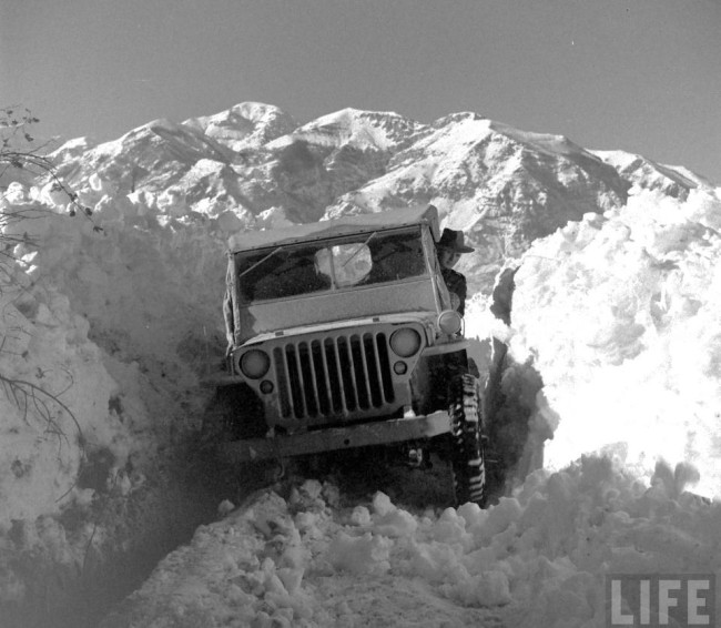 year-life-magazine-jeep-in-snow