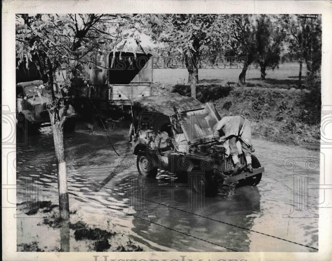 1943-12-05-jeep-in-flood1