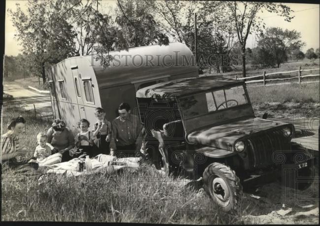 1945-07-19-jeep-picnic-trailer1