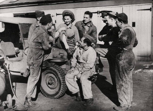 1942-09-27-mia-macklin-in-jeep1