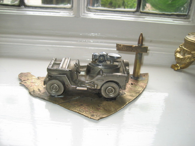 jeep-lighter-with-stand3