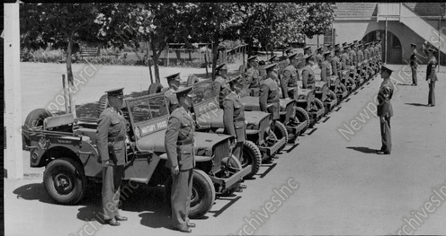1942-08-10-jeeps-soldiers1