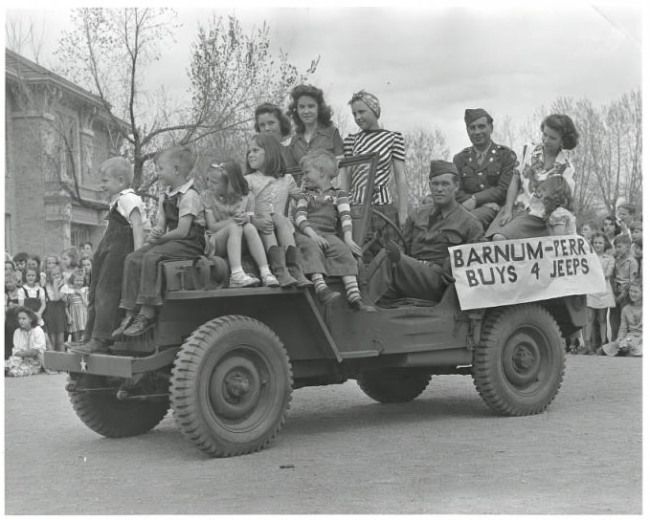 1943-barnum-elementary-school-kids-jeep