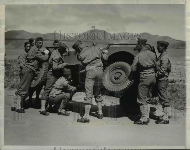 1941-08-13-soldiers-repairing-jeep1