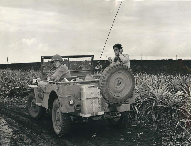 1942-08-03-peep-communications-jeep-hawaii1