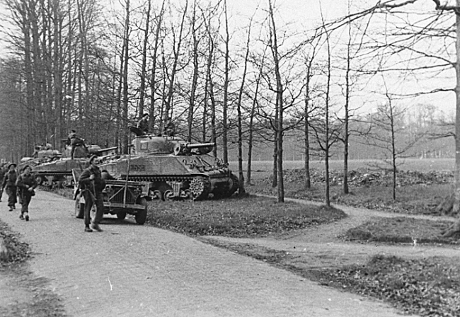 Paleis-Het-Loo-aankomst-van-de-Canadesetroepen-op-17-april-1945-Sherman-tanks-op-de-Paleislaan