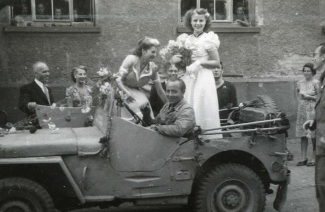 1948-international-refugee-org-jeep-german2