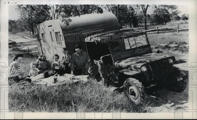 1945-07-19-press-photo-jeep-pulling-trailer1
