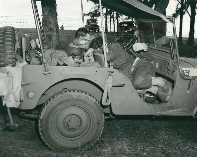 1942-10-01-oahu-soldiers-sleeping-in-jeep1