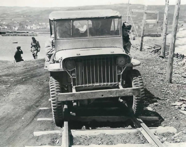 1942-06-25-jeep-train-tracks-france1