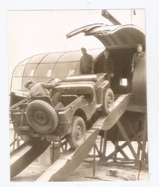 1942-04-21-scout-car-onto-plane1