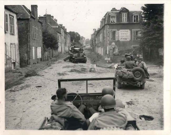 1944-08-01-jeeps-france1