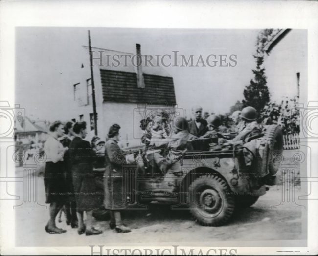 1944-09-16-german-family-surrounds-jeep1