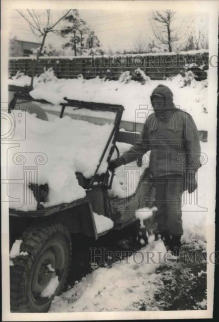 1950-12-30-korea-removing-snow-off-jeep1