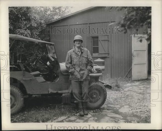 1945-08-13-soldier-jeep1