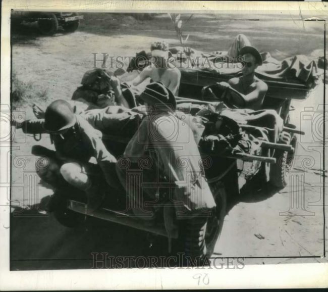 1943-02-09-new-guinea-transporting-wounded1