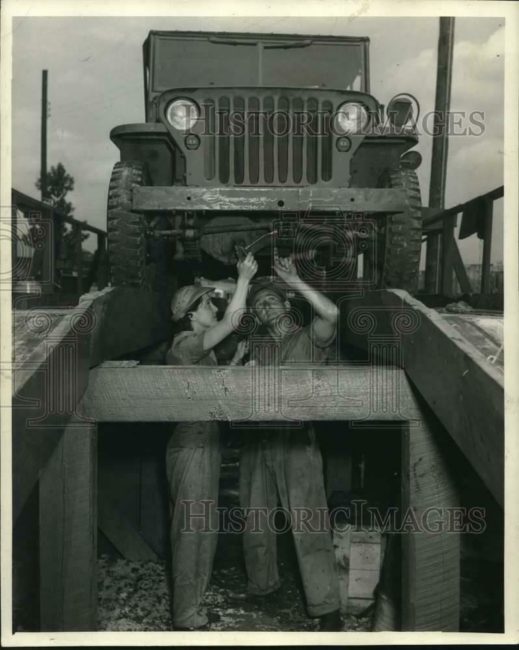 1943-08-20-working-on-jeep1