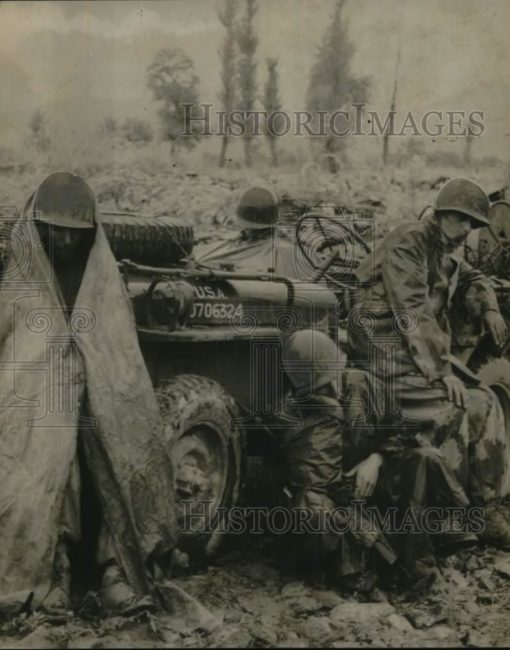 year?-soldiers-resting-on-jeep1