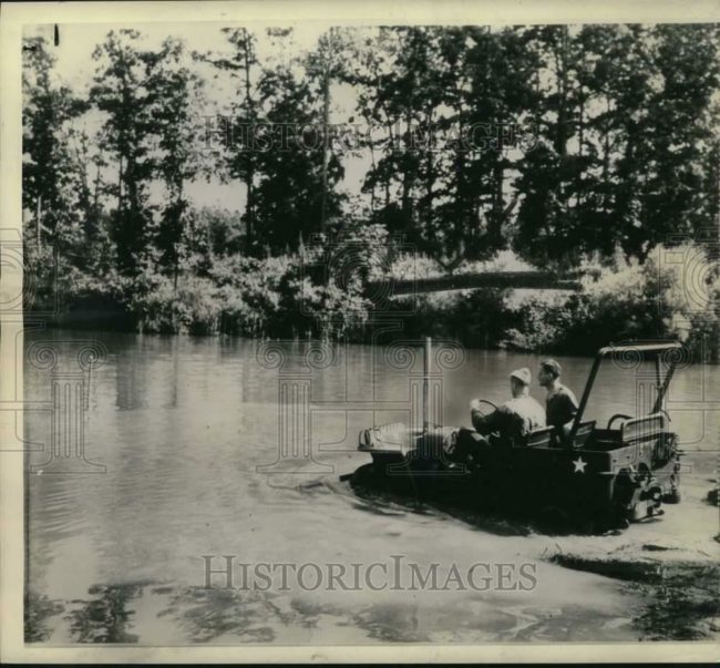 1943-07-03-soldiers-make-submersible-jeep1
