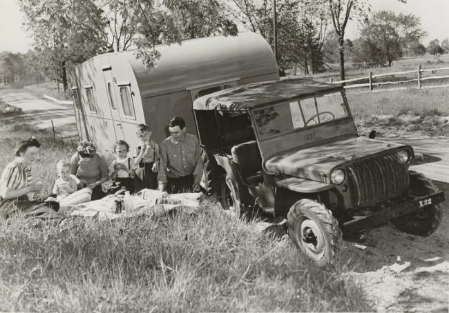 1945-07-19-cj2a-picnic-with-camper3