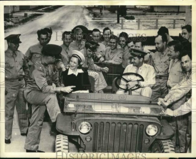 1942-05-07-helen-hayes-jeep-soldiers-1