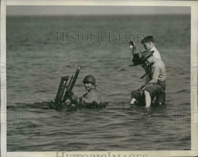 1946-10-17-navy-underwater-jeep-photographer1