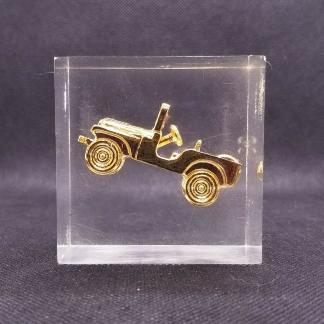 cj5-lucite-paperweight-gold4
