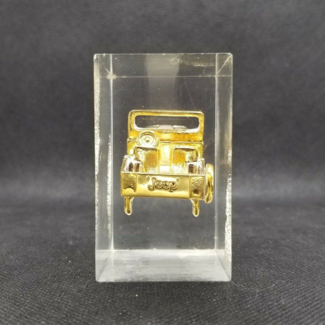 cj5-lucite-paperweight-gold5